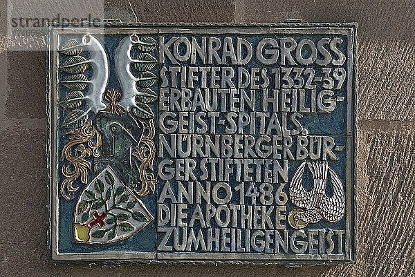 Informationstafel an der historischen Spital Apotheke Zum Heiligen Geist von 1486  Nürnberg Mittelfranken  Bayern  Deutschland  Europa