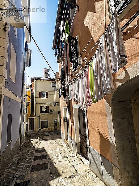 Wäsche hängt zum Trocknen in einem engen Gässchen der Altstadt von Izola  Izola  Istrien  Slowenien  Europa