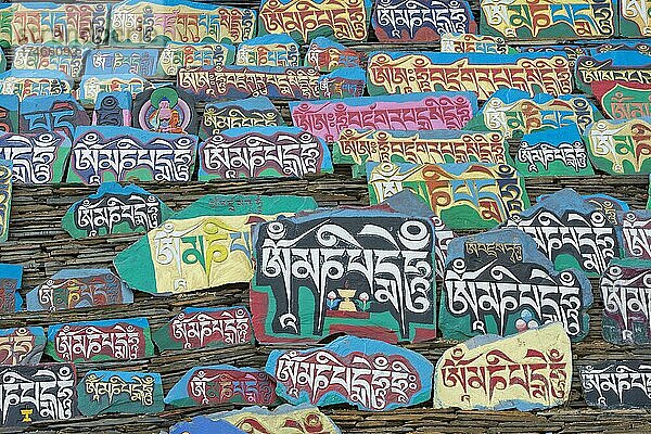 Riesiger aufgeschichteter Berg von Manisteinen mit tibetischer Schrift an einem tibetischen Kloster im Grasland von Tagong  Kloster Lhagang  Lhagang Gompa  Tagong  Sichuan  China  Asien
