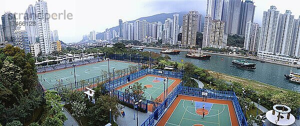 Hochhäuser und Sportplätze in Hong Kong  China Skyscraper  tower blocks and sports field in Hongkong  China  Asien