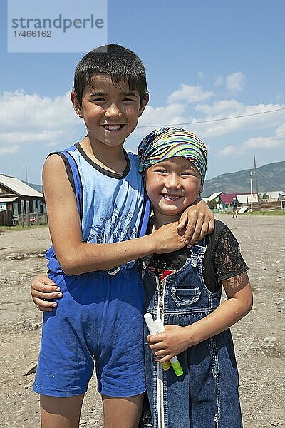 Burjatenkinder  8 und 5 Jahre  auf der Hauptstraße von Bolschoje Goloustnoje  Provinz Irkutsk  Sibirien  Russland  Europa