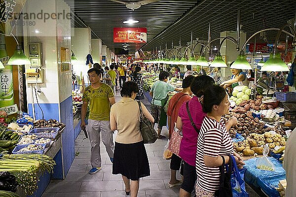 Markthalle mit Marktstände  Shanghai  China  Asien