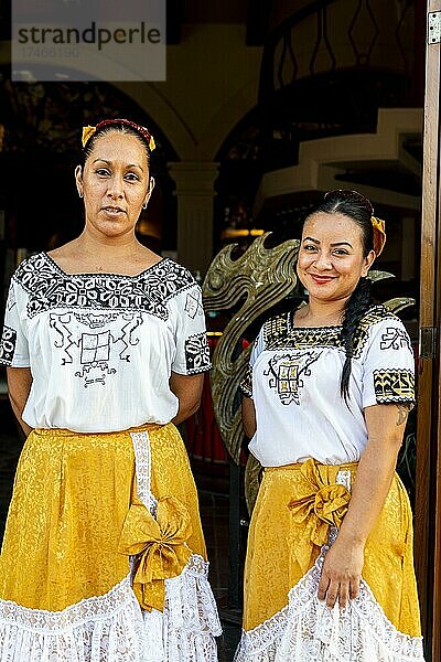 Traditionell gekleidete Mädchen  Unesco-Welterbe der historischen Festungsstadt Campeche  Campeche  Mexiko  Mittelamerika