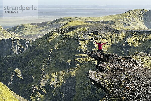 Aussicht auf moosbewachsene Hügel und Berge  Þakgil  Mýrdalsjökull Gletscher  Island  Europa