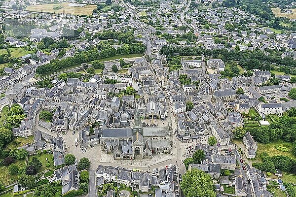 Luftaufnahme  Drohnenaufnahme vom Zentrum der historischen Altstadt von Guérande mit der Stiftskirche Saint-Aubin  Le Centre  Guérande  Département Loire-Atlantique  Bretagne  Frankreich  Europa
