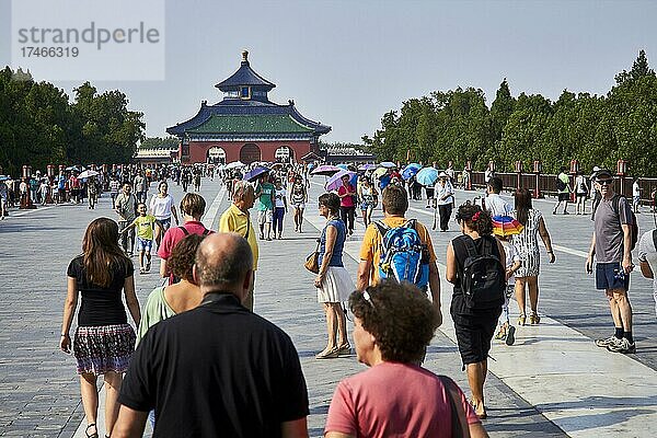 Danbi-Brücke am Himmelsaltar mit Touristen  Peking  China  Asien