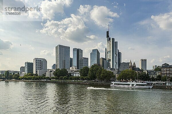 Skyline von Frankfurt mit Ausflugsdampfer und Jetscooter auf dem Main  Hessen  Deutschland  Europa