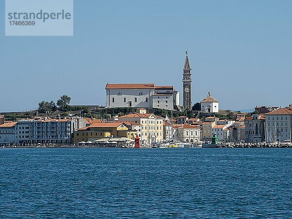 Ausblick vom Meer auf die Hafeneinfahrt von Piran  hinten St. Georgs Kathedrale  Piran  Istrien  Slowenien  Europa