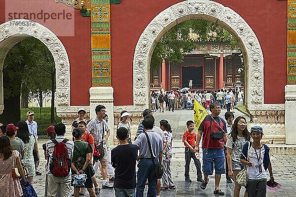 Touristen und Schulklassen im Konfuziustempel  Peking  China  Asien