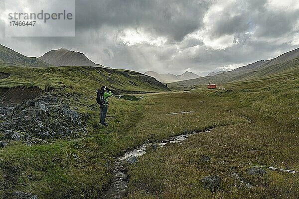 Wandern zur Brunavik Bucht  Borgarfjördur  Island  Europa