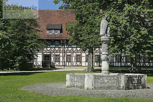 Brunnen  Klosterhof  Blaubeuren  Baden-Württemberg  Deutschland  Europa