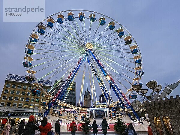 Riesenrad und Rathaus  Weihnachtsmarkt  Blaue Stunde  Duisburg  Ruhrgebiet  Nordrhein-Westfalen  Deutschland  Europa