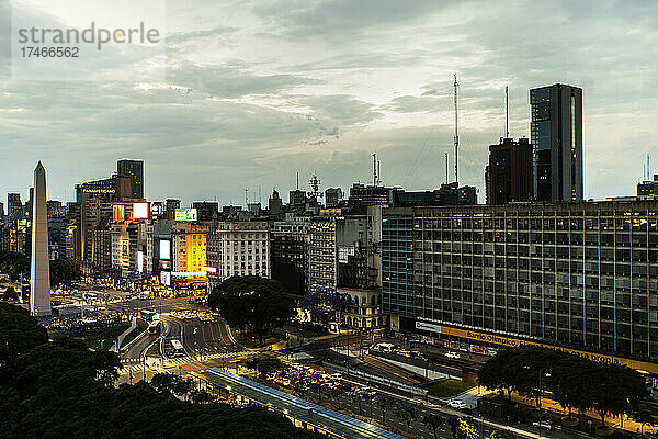 Erhöhter Blick auf die Stadt Buenos Aires mit Obelisk und Avenue 9 de Julio in der Abenddämmerung