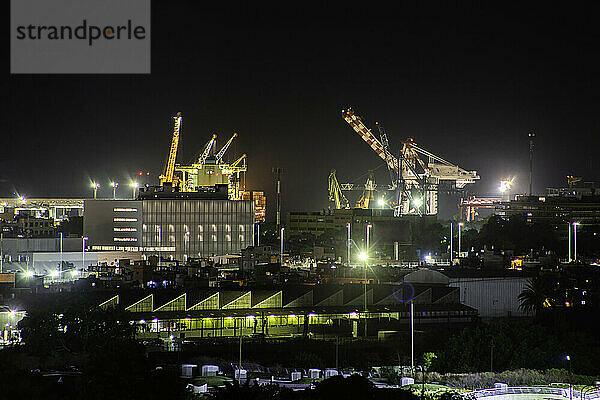 Blick auf Industrielager und Kräne