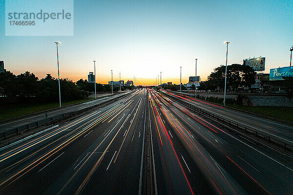 Erhöhter Blick auf den Verkehr auf der Autobahn in der Abenddämmerung in der Stadt