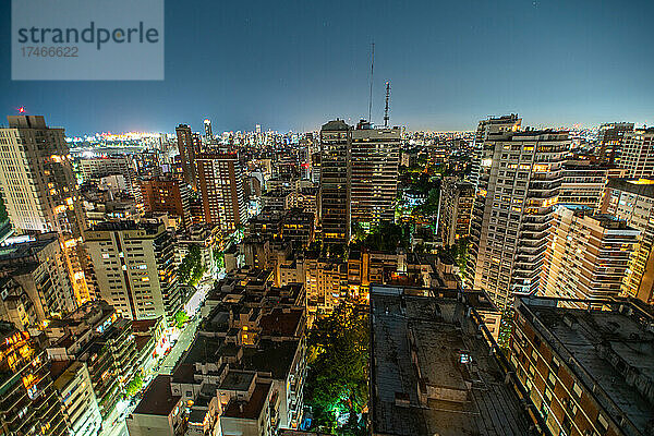 Luftaufnahme des Stadtbildes mit Wohngebäuden und Bürogebäuden bei Nacht