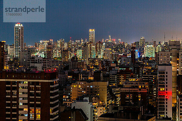 Blick auf das Stadtbild mit Wohngebäuden und Bürogebäuden bei Nacht