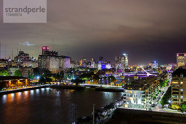 Erhöhter Blick auf die Uferpromenade von Puente de la Mujer und Puerto Madero bei Nacht