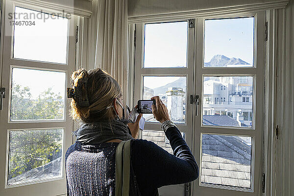 Frau mit Smartphone  Blick auf den Tafelberg  Kapstadt