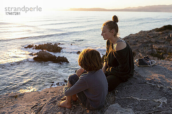 Teenager-Mädchen und kleiner Bruder bei Sonnenuntergang  Walker Bay Reserve  Südafrika