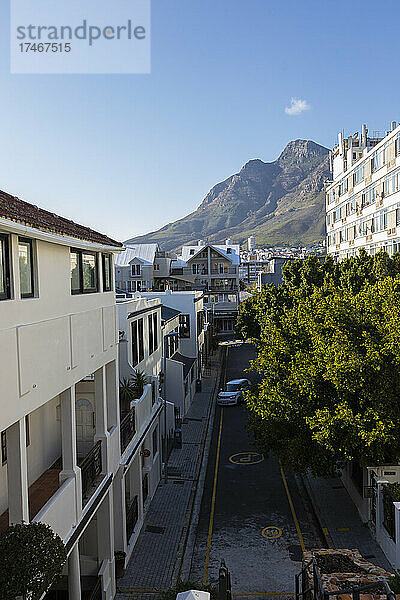 Blick auf die Dächer der Stadt und eine ruhige Straße sowie den Tafelberg aus einem Hotelfenster