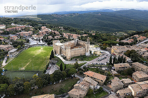 Montalcino-Stadtbild mit malerischem Valdorcia-Tal in der Toskana  Italien
