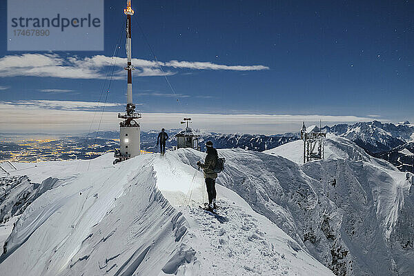 Skitouristen auf schneebedeckten Bergen in Villach  Kärnten  Österreich