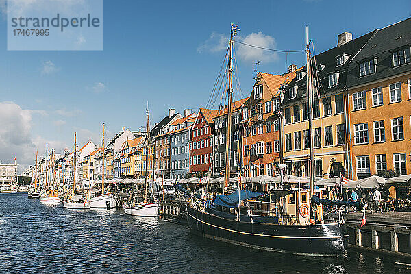 Boote vertäut am Hafen an einem sonnigen Tag  Nyhavn  Kopenhagen  Dänemark
