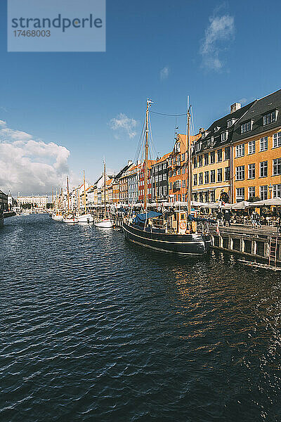 Nyhavn-Kanal mit festgemachten Booten an einem sonnigen Tag  Kopenhagen  Dänemark