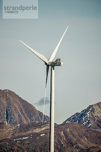 Einsame Windkraftanlage vor Bergen im Lachtal