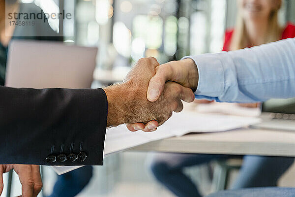 Geschäftsleute schütteln sich bei einem Treffen im Büro die Hand