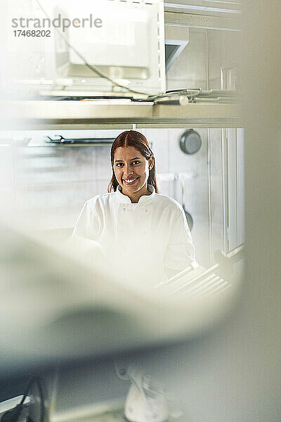 Lächelnde Köchin in der Küche im Restaurant