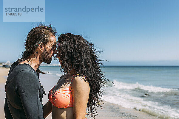 Junges Paar macht Romantik am Strand