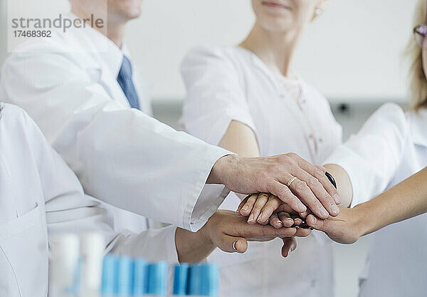 Forscherteam mit gestapelten Händen im Labor