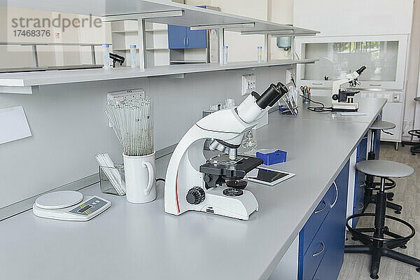 Mikroskop mit medizinischer Ausrüstung am Schreibtisch