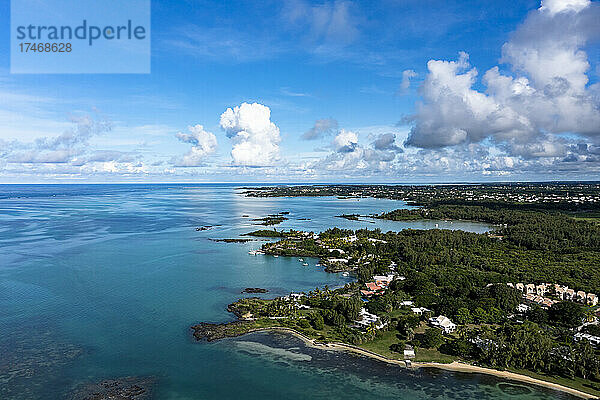 Mauritius  Riviere du Rempart  Cap Malheureux  Hubschrauberblick auf den Indischen Ozean und das Küstendorf im Sommer