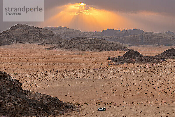 Jordanien  Gouvernement Aqaba  Wadi Rum bei Sonnenuntergang