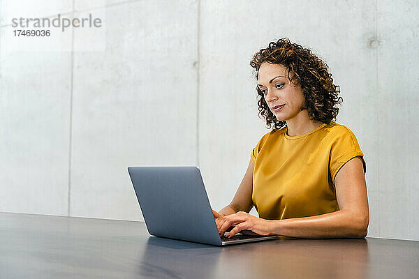 Unternehmerin benutzt Laptop am Schreibtisch