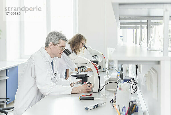 Wissenschaftler forschen unter dem Mikroskop im Labor