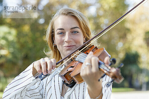 Geiger spielt Geige im Park