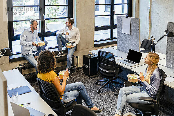 Mitarbeiter essen im Coworking-Büro
