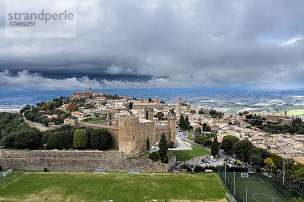 Wolkengebilde über der Stadt und dem Valdorcia-Tal in Montalcino  Toskana in Italien