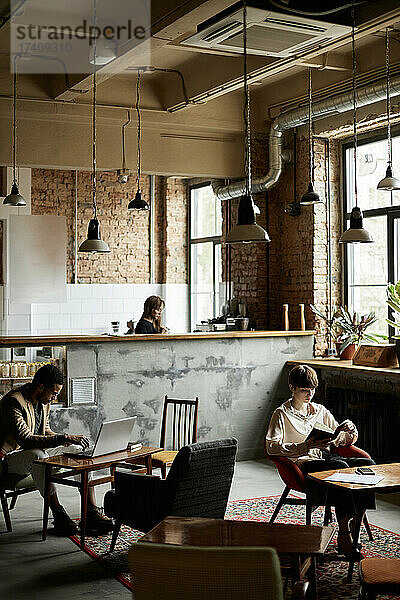 Mann und Frau verbringen ihre Freizeit im modernen Café