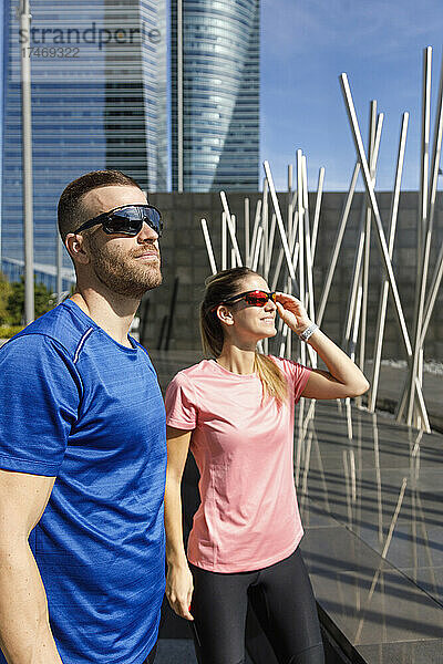 Männliche und weibliche Athleten tragen an sonnigen Tagen Sonnenbrillen