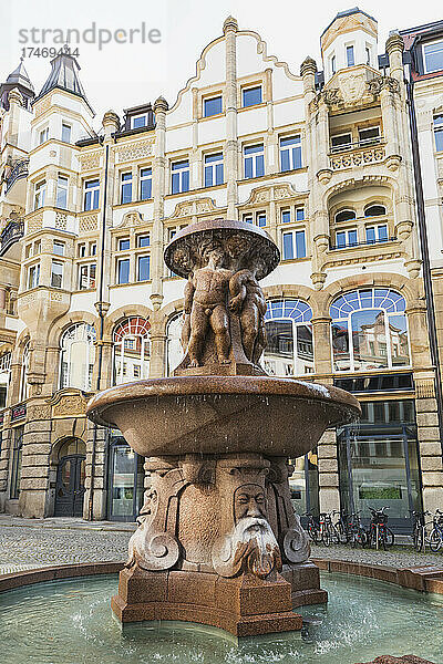 Deutschland  Sachsen  Leipzig  Lipsia-Brunnen mit dem Lipsia-Haus dahinter