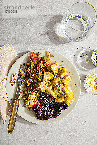 Mariniertes Hähnchen und Gemüse  garniert mit Quinoa  serviert auf dem Tisch