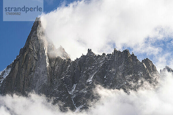 Der Berg Aiguille du Dru ist an einem sonnigen Tag von Wolken umgeben  Chamonix  Frankreich