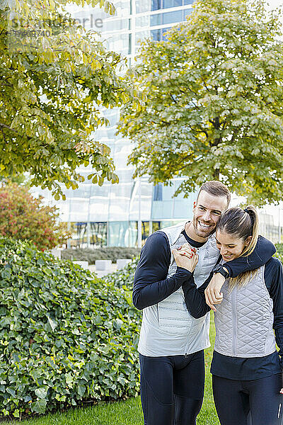Glücklicher Mann hält Hand seiner Freundin im Park