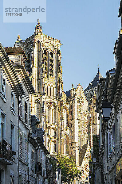 Frankreich  Cher  Bourges  Häuser vor der Kathedrale von Bourges