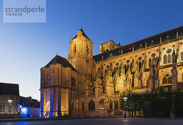 Frankreich  Cher  Bourges  Seitenwand der Kathedrale von Bourges in der Abenddämmerung